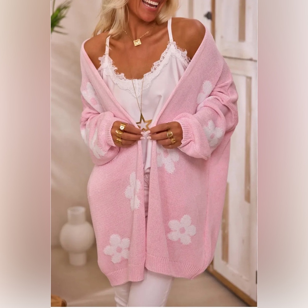 Size medium u branded pink and white daisy sweater.